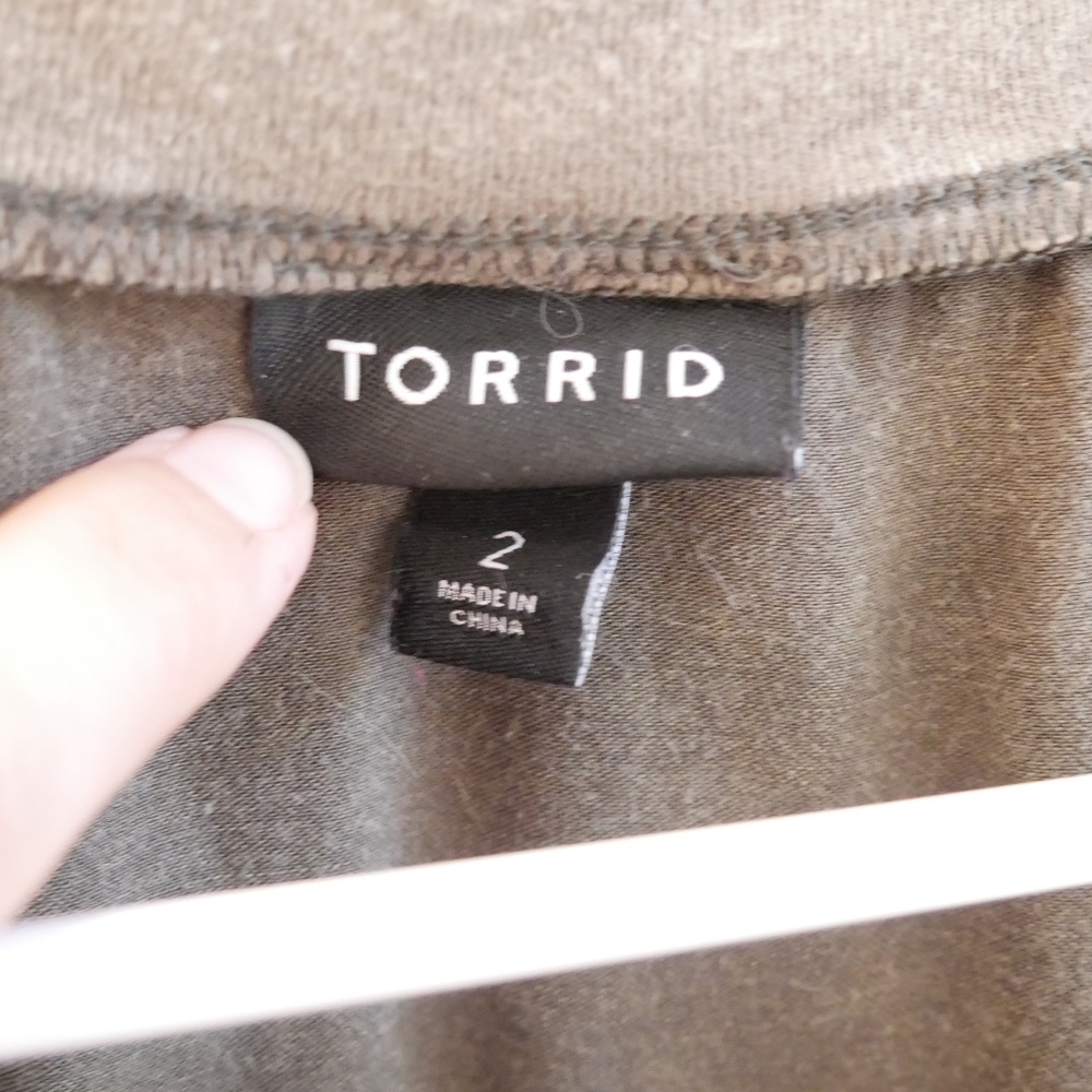 Torrid Plus 2X Olive Green Woven Tee-Shirt NWOT - Picture 3 of 3